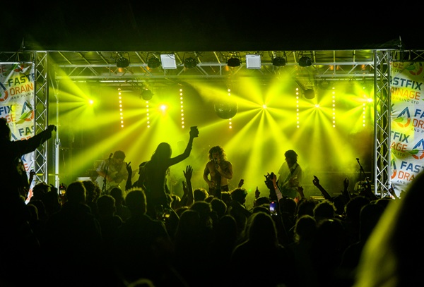 Thornbury_Carnival_2025_Mike Ashfield Louis and the Lovecats